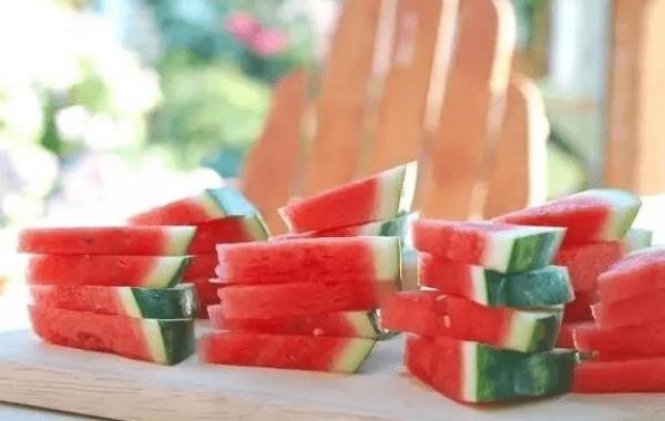 What are the reasons for the dry and cracked watermelon? Watermelon dry crack prevention measures